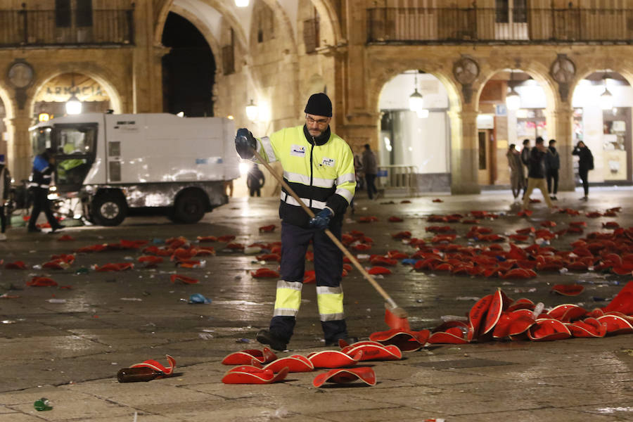 Tareas de limpieza de la Plaza Mayor de Salamanca tras la Nochevieja Universitaria