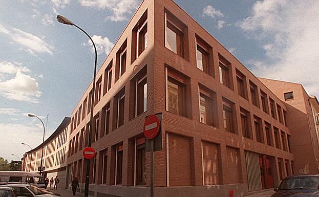 Edificio sede de los colegios de abogados y procuradores. 