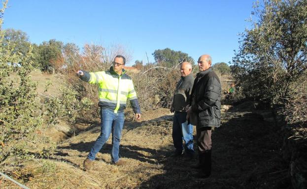 El diputado de Medio Ambiente visita los trabajos en el arroyo de Gallegos de Solmirón.