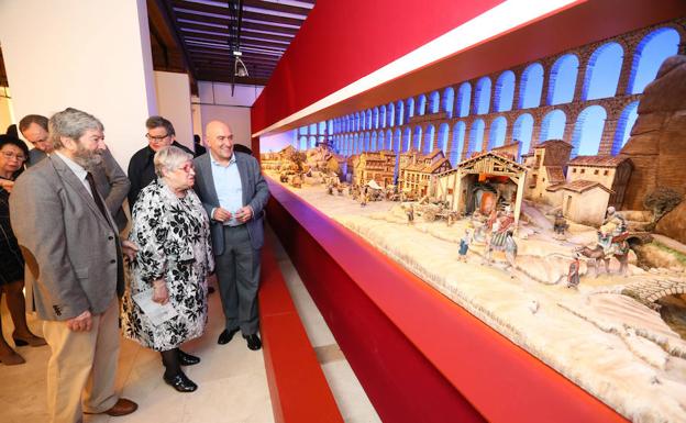 Carnero visita el Belén Monumental.
