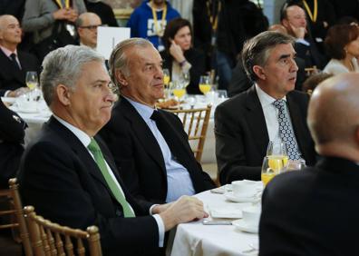 Imagen secundaria 1 - (De i a d: Foto 1: César Alierta y Antonio Vázquez. Foto 2: Francisco Martínez, Rodrigo Echenique e Iñaki Arechabaleta. Foto 3: Pablo Isla y Jaime Mayor Oreja se saludan al inicio del acto.