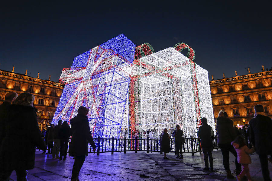 Regalo sorpresa navideño en la Plaza Mayor de Salamanca