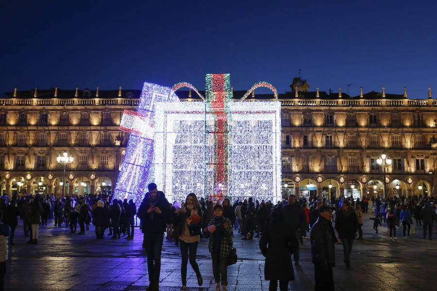 Regalo sorpresa navideño en la Plaza Mayor de Salamanca