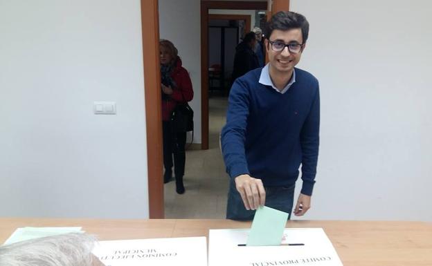 José Luis Mateos, en el momento de votar.