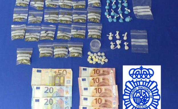 Drogas y dinero intervenidos por la Policía Nacional. 