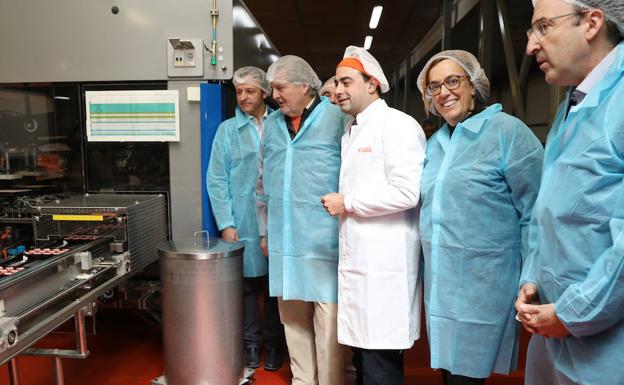 El ministro, segundo por la izquierda, con dirigentes del PP, visita Chocolates Trapa guiado por el director gerente de la empresa.