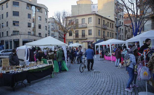 Los diferentes puestos del mercado navideño del barrio del Oeste.