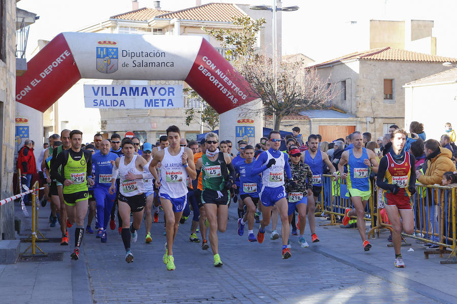 Los corredores toman la salida en Plaza de España de Villamayor de Armuña en la Carrera Navideña de la localidad.