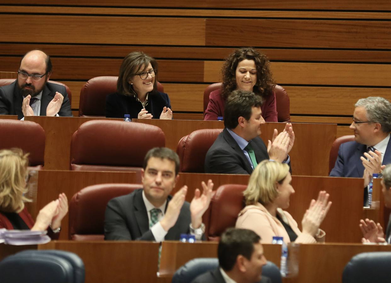 La consejera de Economía y Hacienda, Pilar del Olmo, abrió hoy la primera sesión del pleno que aprobará, previsiblemente, la Ley de Medidas y el proyecto presupuestario que contempla 10.859,2 millones de euros