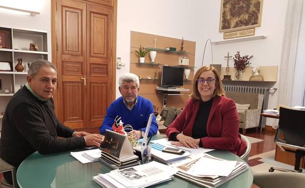 El alcalde de Valbuena, a la izquierda, con el diputado José Antonio Arija y la presidenta de la Diputación. 