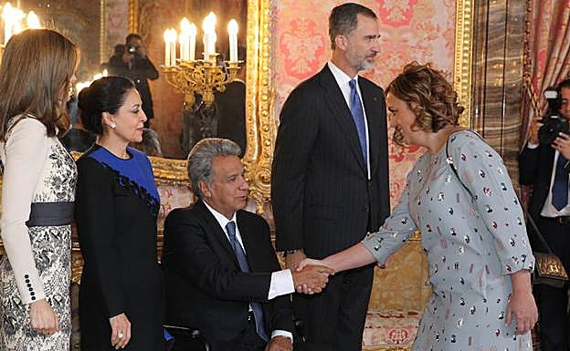 Ángeles Armisén saluda a Lenin Moreno en presencia del Rey, su esposa, Rocío González, y la Reina de España.