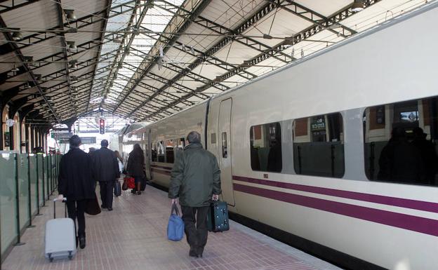 Viajeros de un tren de alta velocidad, en la estación de Valladolid. 