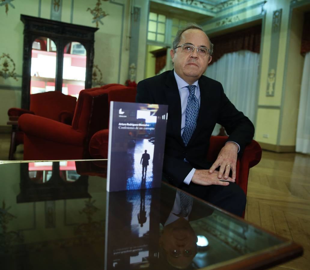 El exedil del Ayuntamiento de Valladolid pretende transmitir en su novela qué no se debe hacer nunca en política