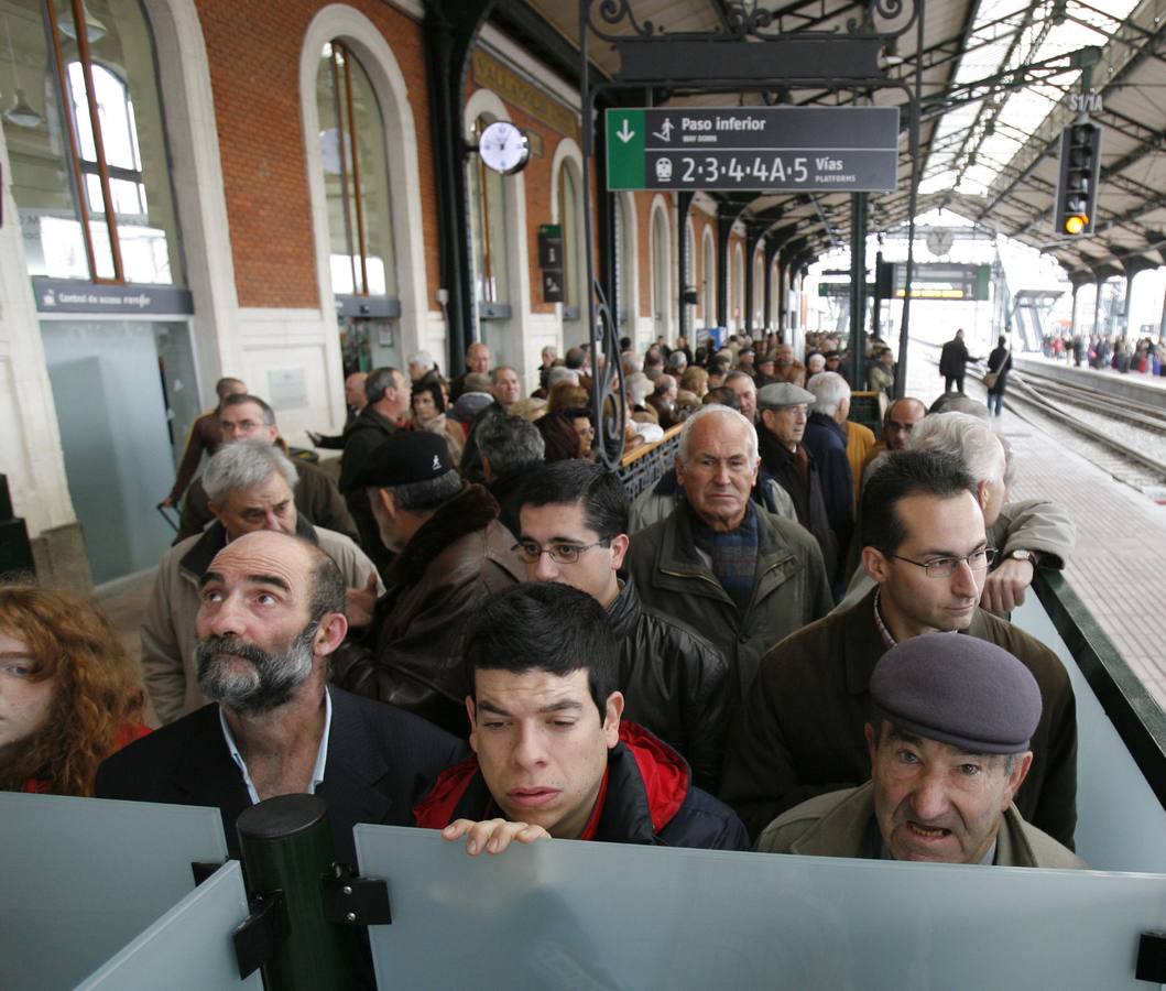 Algunos vallisoletanos esperan la llegada del Ave.