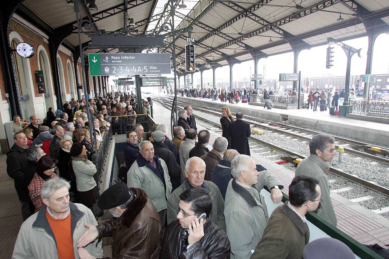 Vallisoletanos esperan la llegada del Ave en la estación Campo Grande.l