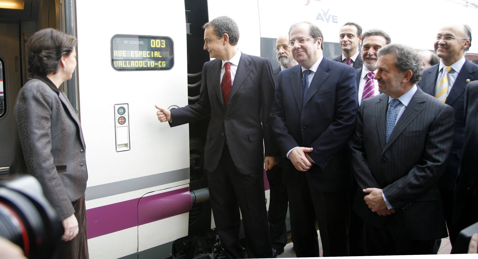 José Luis Rodriguez Zapatero señala un vagón en presencia de Juan Vicente Herrera y la ministra Magdalena Álvarez tras la llegada del Ave a Valladolid.