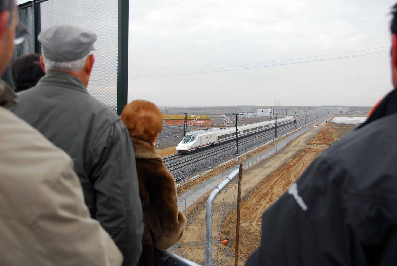 Vecinos de Valdestillas contemplan el paso del tren.