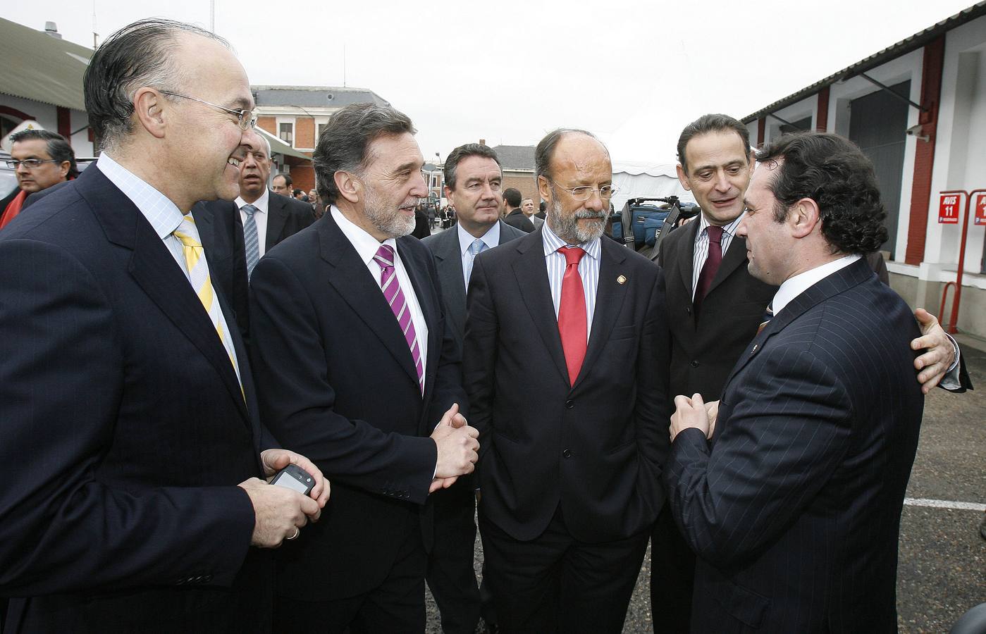 De i a d: Ramiro Ruiz Medrano, Miguel Alejo, Javier León de la Riva, Cecilio Vadillo y Pedro Arahuetes hablan tras la llegada del Ave a la estacion Campo Grande en el viaje inaugural de la línea de alta velocidad Madrid-Valladolid.