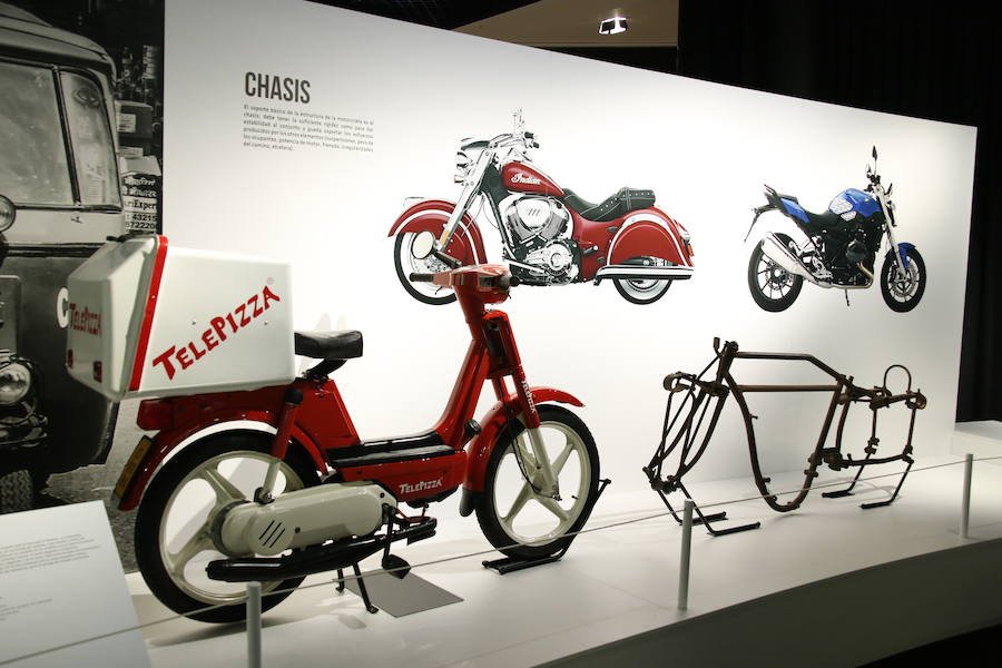 El Museo Nacional de Ciencia y Tecnología de España (MUNCYT) conjuga la astronomía y el mundo del motociclismo en 'Universo Moto', exposición de más de 90 piezas que abre sus puertas este sábado 23 de diciembre.