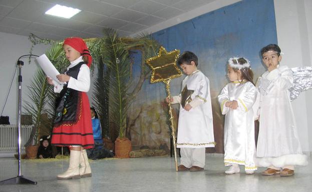 Un grupo de niños representa una obra navideña en un centro escolar. 