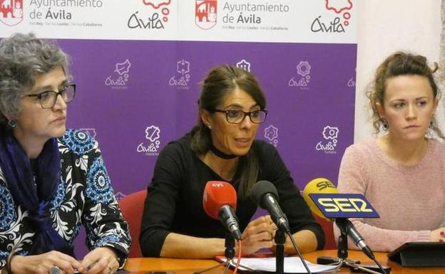 Montserrat Barcenilla, portavoz de Izuiqerda Unida (I), Yolanda Vázquez, portavoz del PSOE (C) y Alba Moreno, portavoz de Trato Ciudadanos (D)