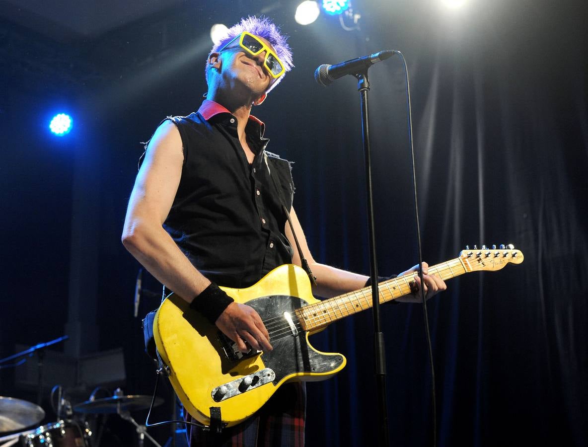 Actuación de Toy Dolls en el LAVA