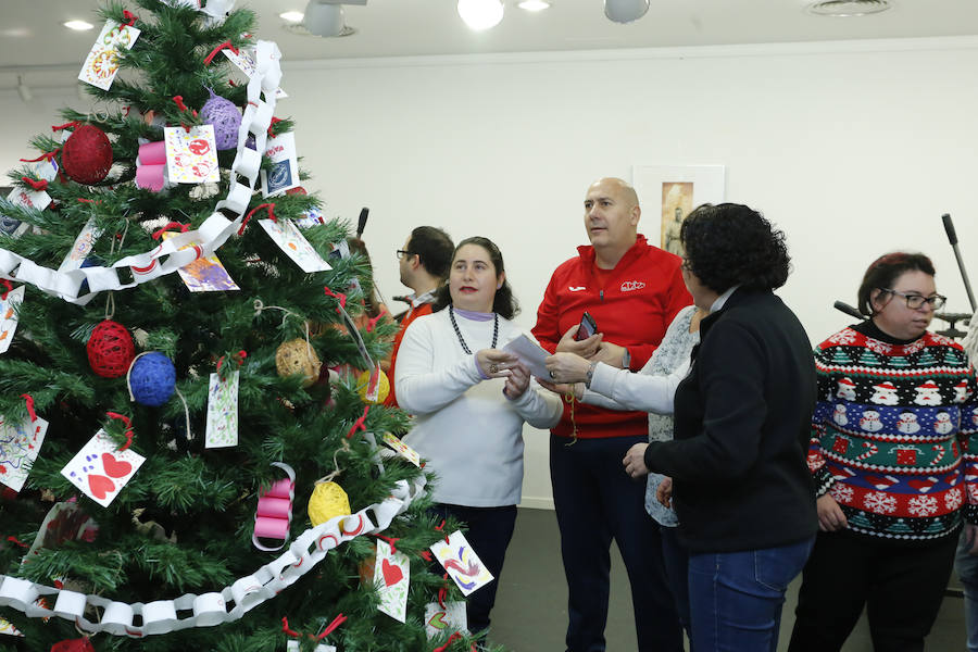 Decoran su árbol de Navidad con las obras de los participantes en taller de artes plásticas