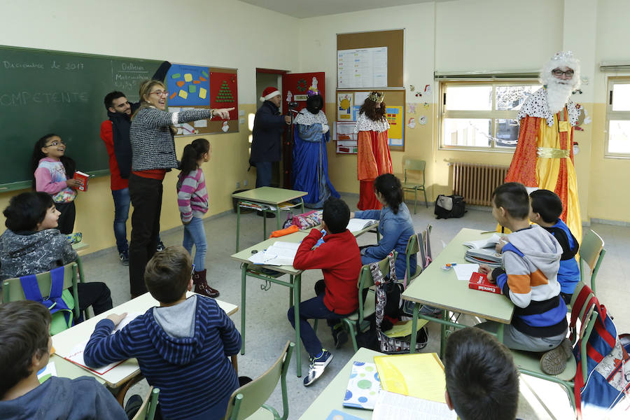 Los Reyes Magos llegan al colegio de la Caja gracias a Insolamis