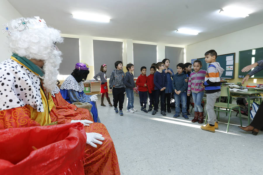 Los Reyes Magos llegan al colegio de la Caja gracias a Insolamis