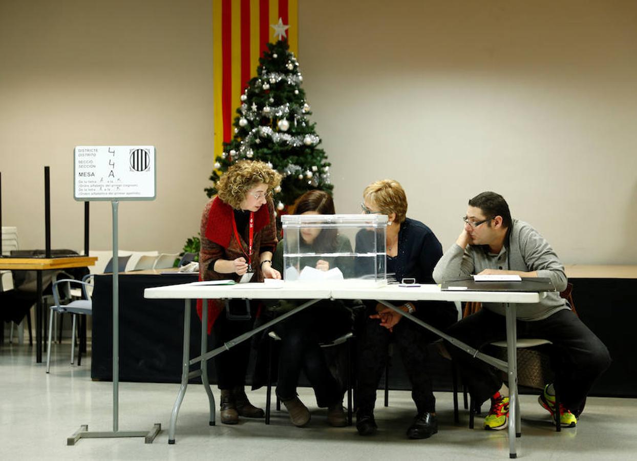 EL árbol de navidad presente en más de una mesa electoral.