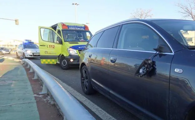 Imagen del accidente en el Puente de Hispanoamérica, con el Audi implicado.