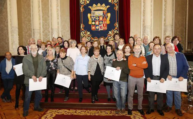 Los trabajadores homenajeados, en el Palacio Provincial con sus diplomas. 
