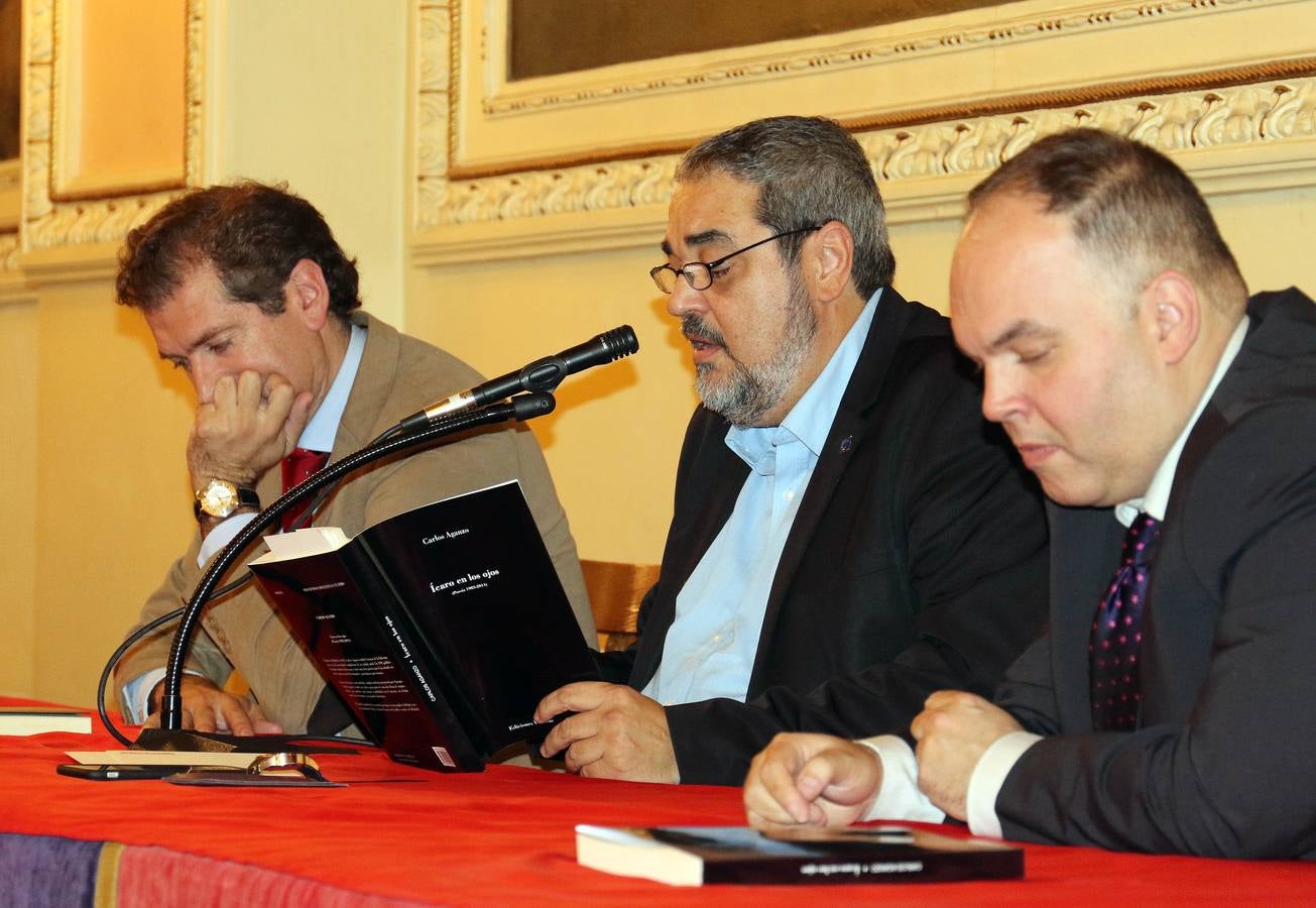 La obra, editada por Vitruvio, recoge distintos destellos de la trayectoria lírica del autor desde 1983 hasta 2014