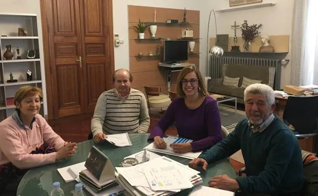 Reunión de Ángeles Armisén con el alcalde de Piña de Campos.