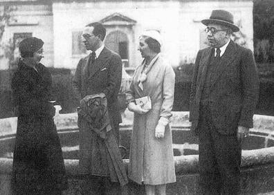 Imagen secundaria 1 - A la izquierda, Azaña y su esposa, Dolores rivas Cherif, con el matrimonio Rivas. A la derecha, Cipriano Rivas Cherif, cuñado de Azaña. 