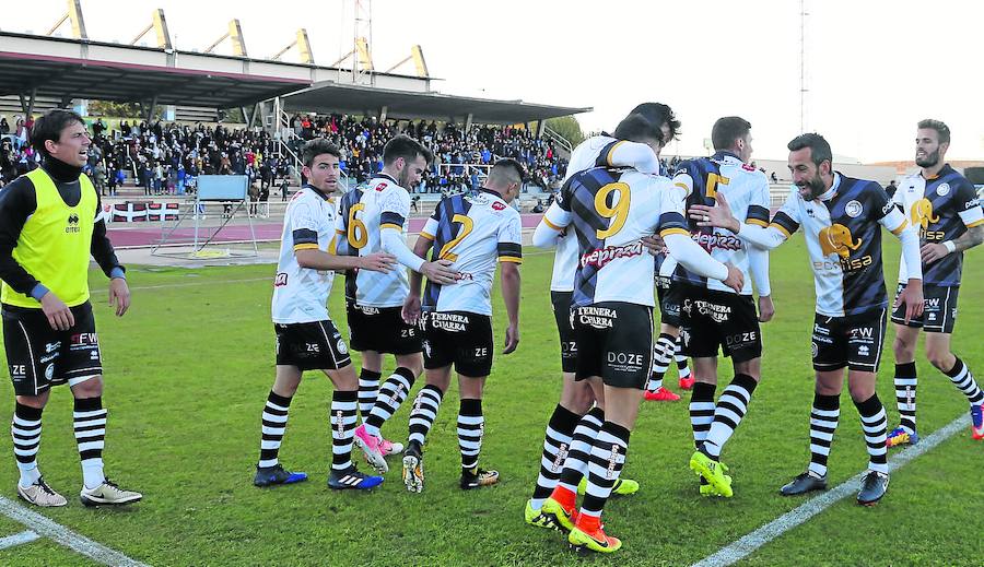Los jugadores de Unionistas celebran un gol en LasPistas esta temporada.