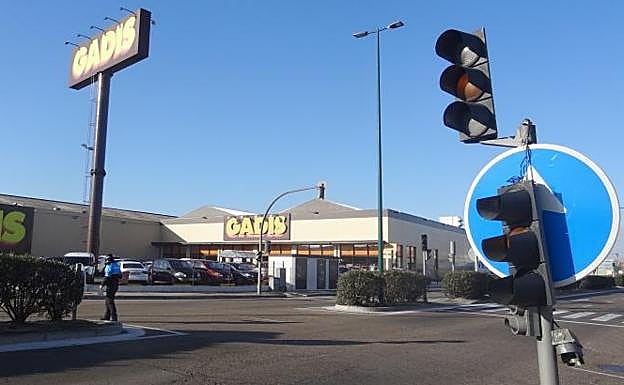 Un camión derriba un semáforo, deja sin luz un cruce de la avenida de Zamora y huye