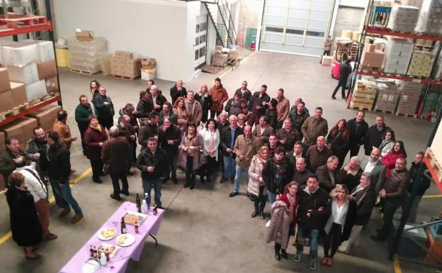 Los asistentes a la asamblea de ayer, tras la celebración de la misma. 