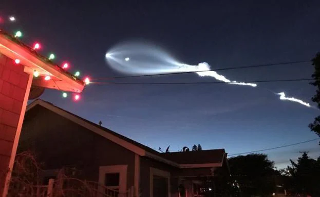 El cohete SpaceX Falcon 9, visto desde El Segundo (California)