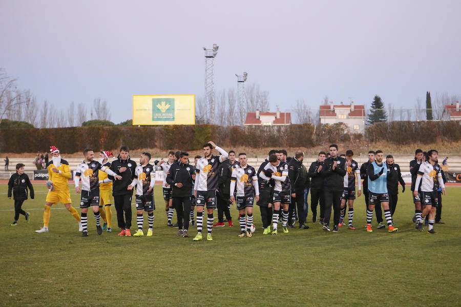 Los jugadores de Unionistas celebran el triunfo ante el Ávila tras el partido. 