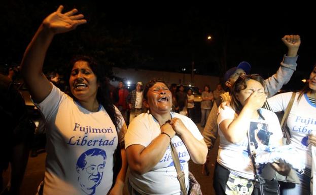 Manifestantes celebran el indulto de Fujimori.