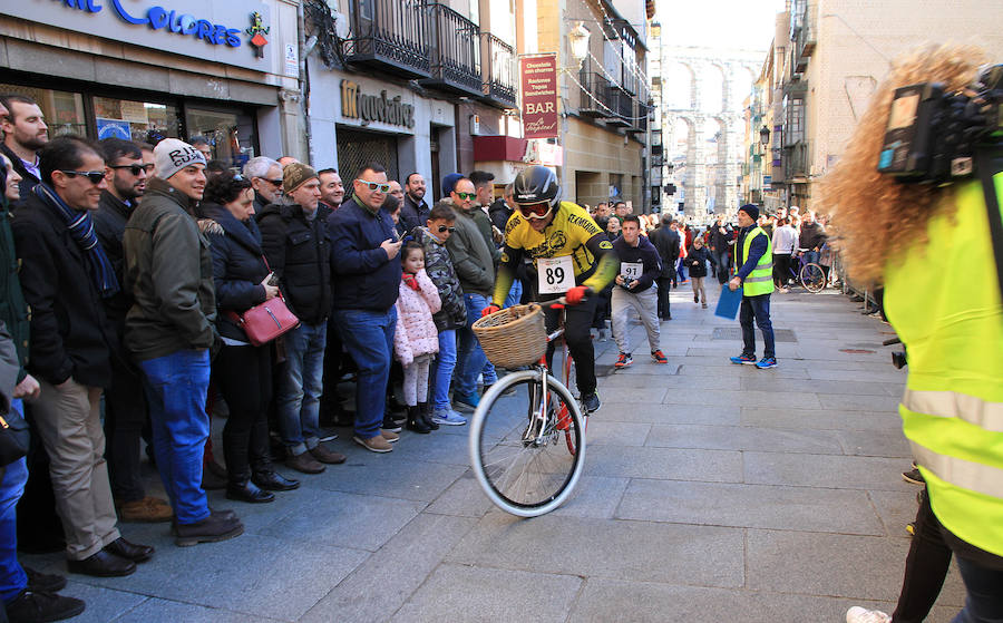 Uno de los ciclistas a su paso por la Calle Real. 