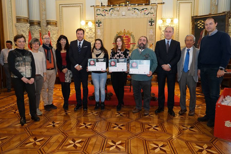 Los ganadores del Concurso de Escaparates, con los organizadores.