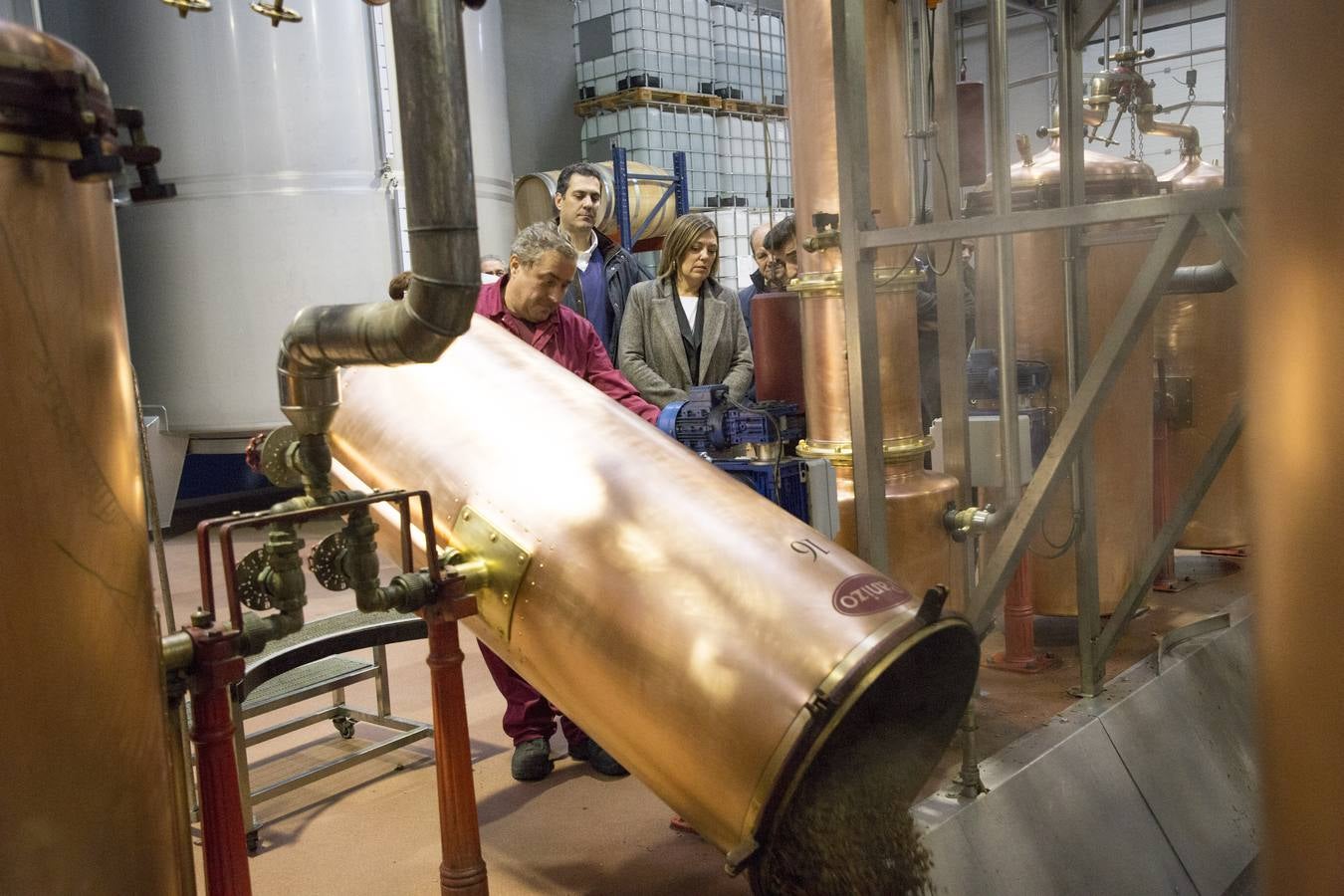 Milagros Marcos ha recorrido las instalaciones de la mayor industria de bebidas espirituosas de Castilla y León ubicada en la localidad de Camarzana de Tera