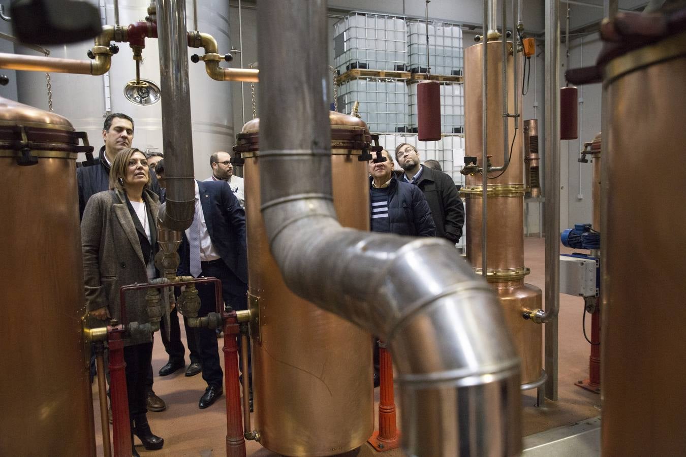 Milagros Marcos ha recorrido las instalaciones de la mayor industria de bebidas espirituosas de Castilla y León ubicada en la localidad de Camarzana de Tera