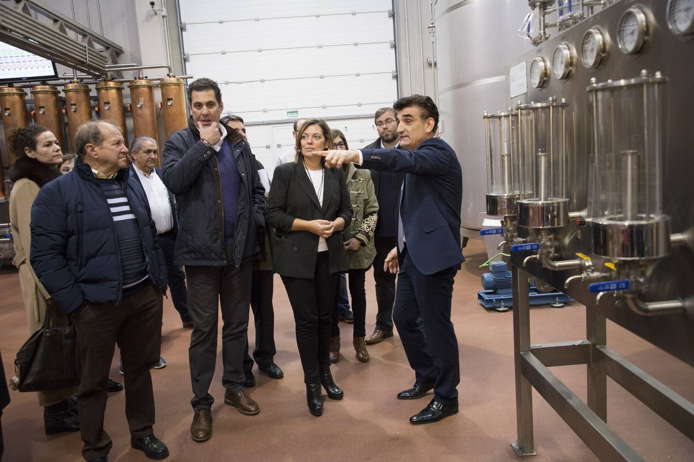 Milagros Marcos ha recorrido las instalaciones de la mayor industria de bebidas espirituosas de Castilla y León ubicada en la localidad de Camarzana de Tera