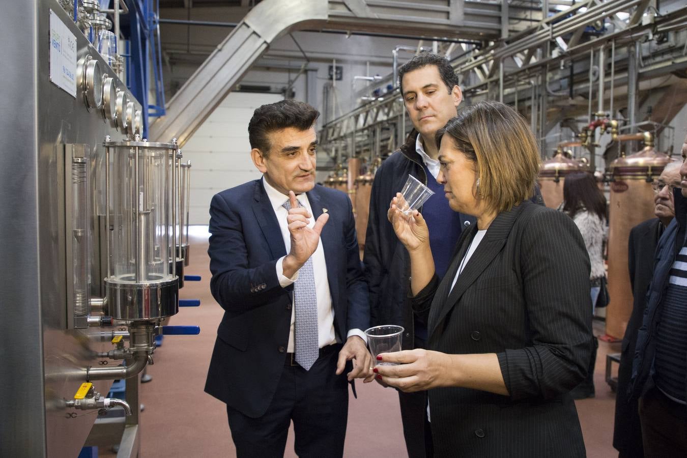 Milagros Marcos ha recorrido las instalaciones de la mayor industria de bebidas espirituosas de Castilla y León ubicada en la localidad de Camarzana de Tera