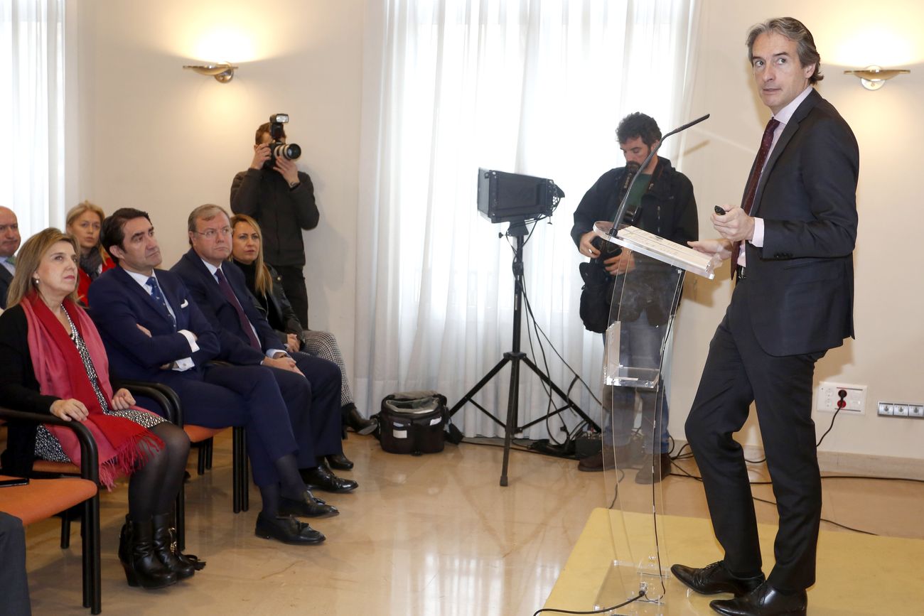 El ministro de Fomento, Íñigo de la Serna, preside en Oviedo el acto de presentación de la Línea Alta Velocidad León-Asturias León-Pola de Lena. 