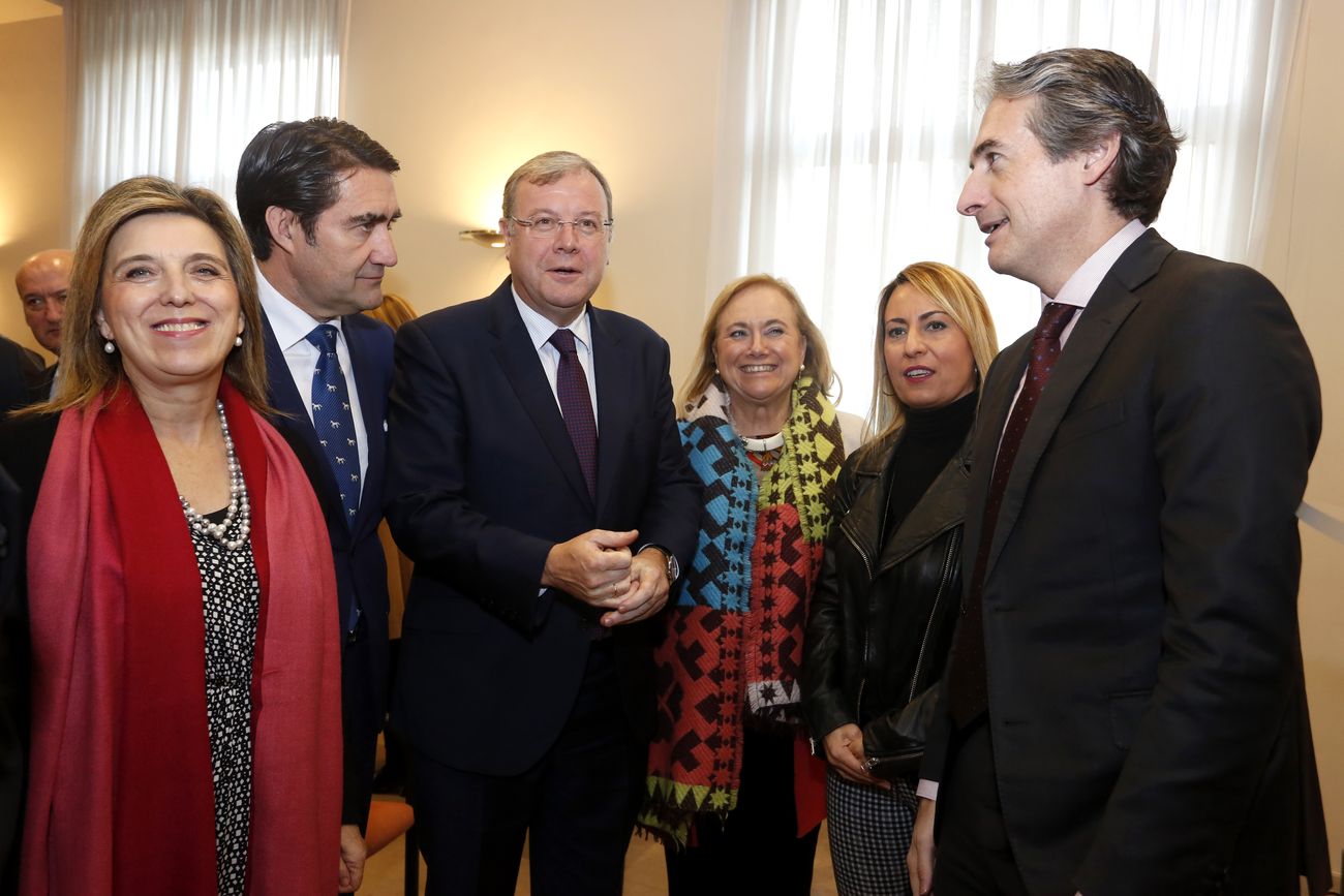 El ministro de Fomento, Íñigo de la Serna, preside en Oviedo el acto de presentación de la Línea Alta Velocidad León-Asturias León-Pola de Lena. 