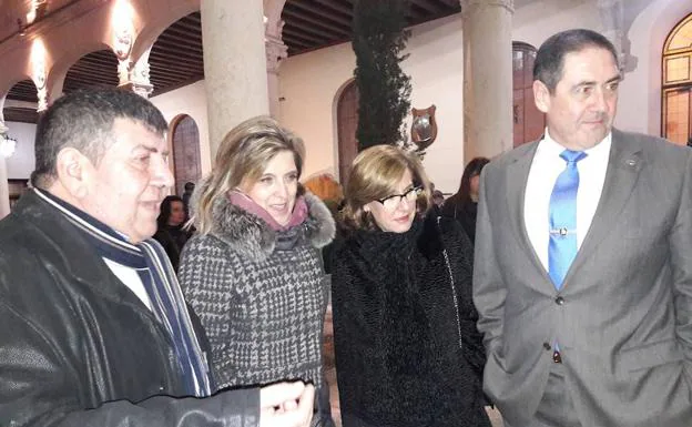 Luis Frechilla explica su colección a la delegada del Gobierno en Castilla y León, María José Salgueiro y al general José Rivas. 
